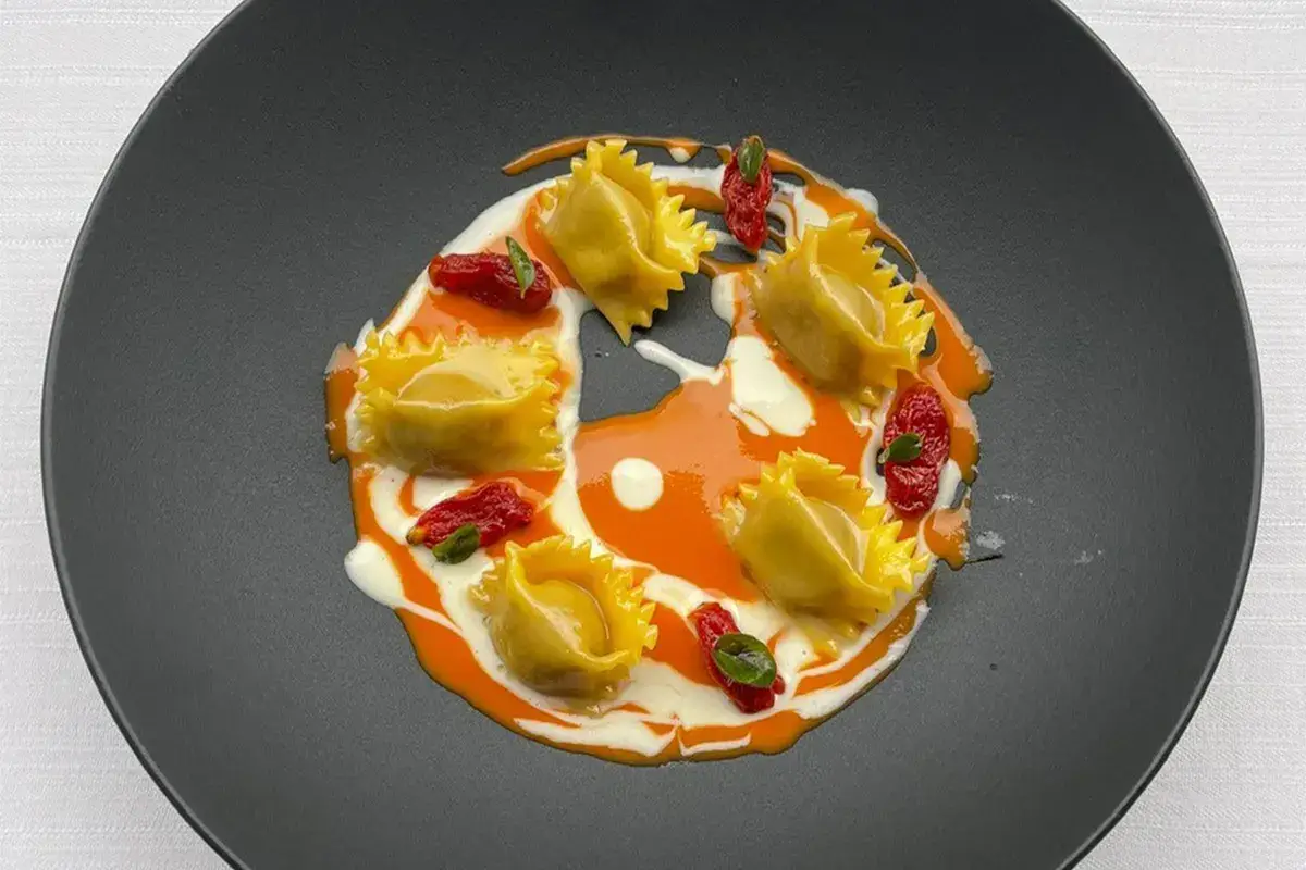 Agnolotti di manzo valsesiano, panna, maggiorana e datterini Agnolotti di manzo valsesiano, panna, maggiorana e datterini