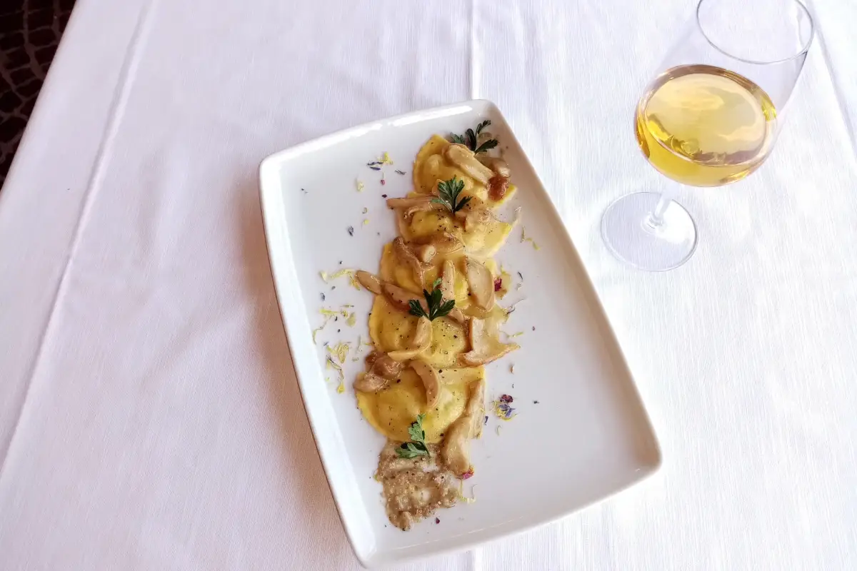 Agnolotti con funghi porcini proposti da Ristorante Le Fontane Il Grand Tour delle Marche fa tappa a “Cagli, Terre del fungo”