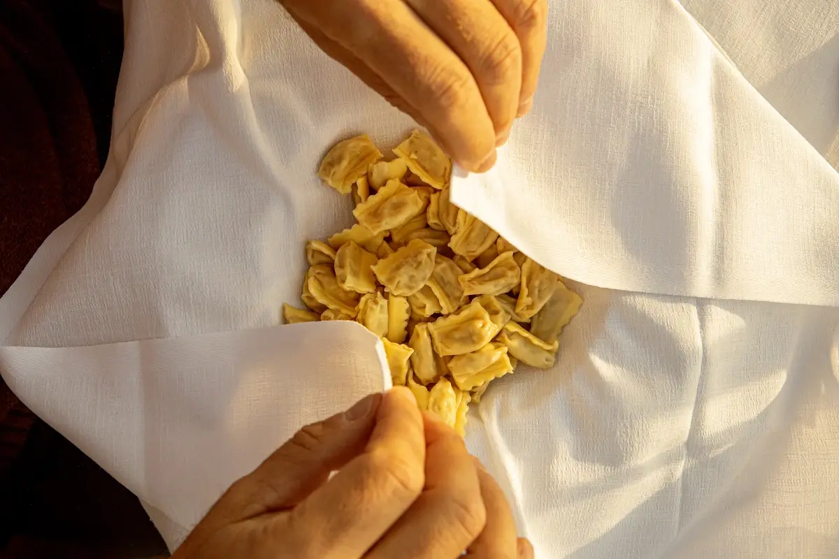 Agnolotti, piatto della tradizione piemontese (foto Parallelozero) Alba, paesaggi incantevoli per un turismo slow e di qualit&agrave;