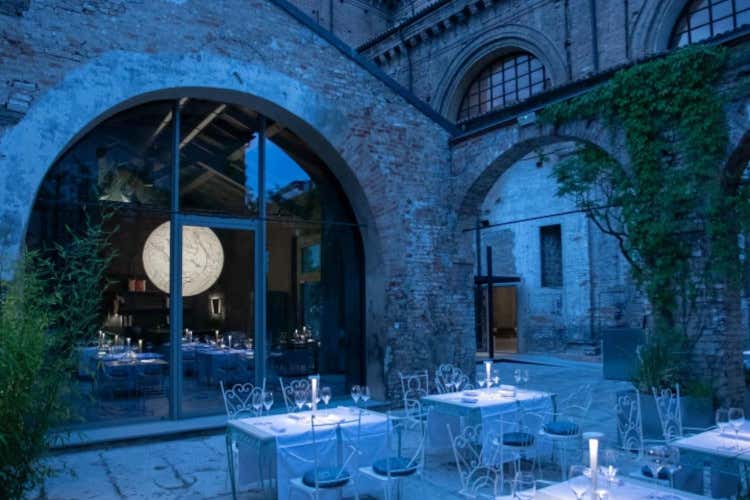 Il dehor del ristorante Sant’Agostino con vista sulla sala interna