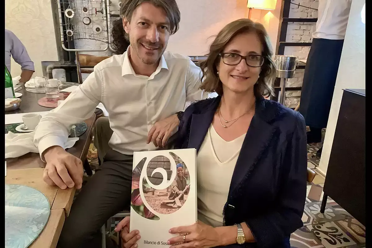 Giovanni e Sara Agostoni con il Bilancio di Sostenibilit&agrave; 2021 Icam Cioccolato: un&rsquo;azienda sempre pi&ugrave; sostenibile