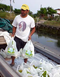 L'agribarcarolo Coldiretti consegna frutta e verdura tra i canali di Venezia