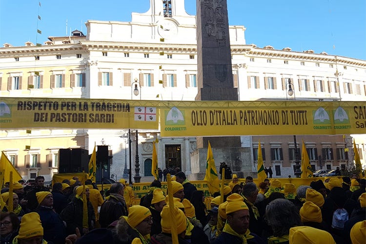 L’agricoltura protesta a Montecitorio 
Salvini prepara un incontro per giovedì