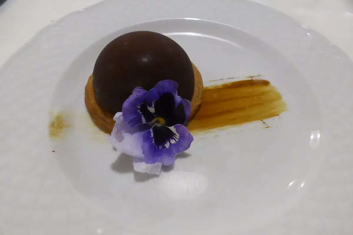 Semisfera croccante con musse al caffè, gelè al cioccolato arriba 62% su base di shortbread Agrolago, ristorante vegetariano sul lago di Bracciano