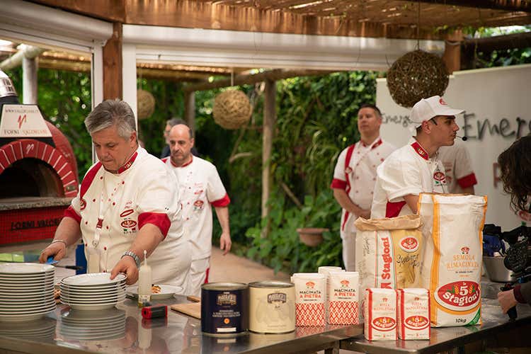 Pizzaioli al lavoro con le farine Le 5 Stagioni (Agugiaro&Figna Molini sempre a fianco dei professionisti)