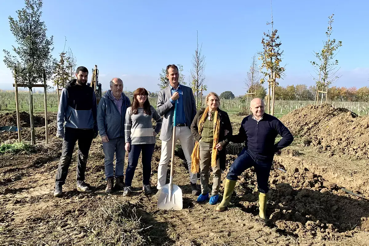 Riccardo Agugiaro con la pala e, a destra, Rosanna Figna Il Bosco del Molino cresce e sviluppa progetti