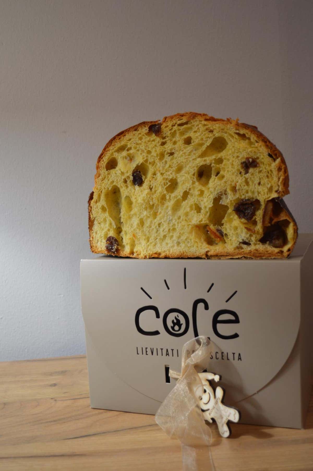 Il Micro Panificio propone un panettone realizzato con Mora, farina integrale dal profilo morbido e profondo, che restituisce sfumature tostate e leggere note mielate. I fichi canditi aggiungono una dolcezza ricca, con accenti di caramello e frutta secca.