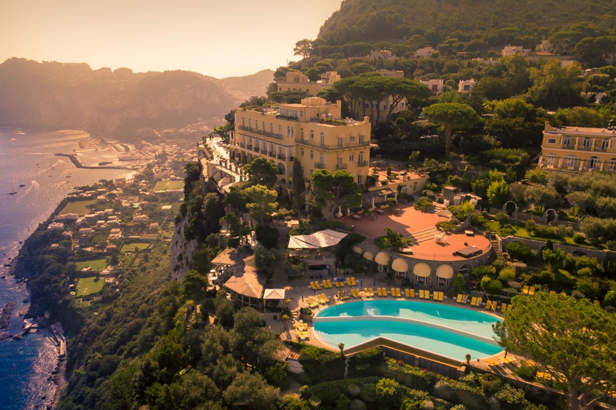 I migliori 8 hotel con campi da tennis in Italia: scopri dove giocare come un campione