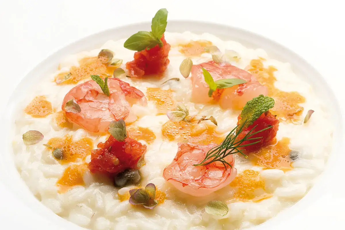 Risotto con gamberi viola di Sanremo, origano di Vendicari e olio evo monocultivar Nocellara del Belice (Alessandro Negrini e Fabio Pisani, Il Luogo di Aimo e Nadia**, Milano) L'Italia del calcio di Mancini va sulle stelle. [Ecco come la celebrano gli stellati]