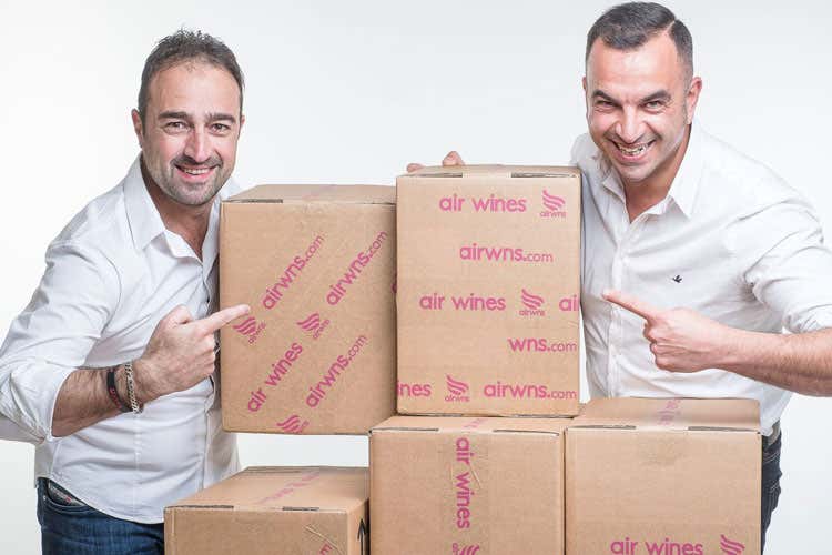 Matteo Casuccio e Patrizio Dini (Air Wines, il primo Airbnb del vino mette in contatto cantine e consumatori) Matteo Casuccio e Patrizio Dini (Air Wines, il primo Airbnb del vino mette in contatto cantine e consumatori)
