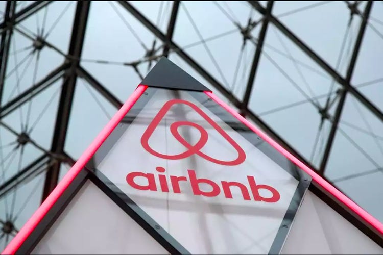 Airbnb crolla come il Gufo Tagliato il 25% del personale