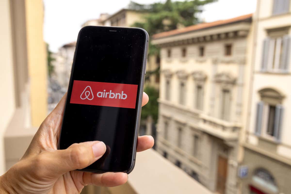 La crescita degli affitti brevi ha moltiplicato anche le opportunità per i truffatori su Airbnb