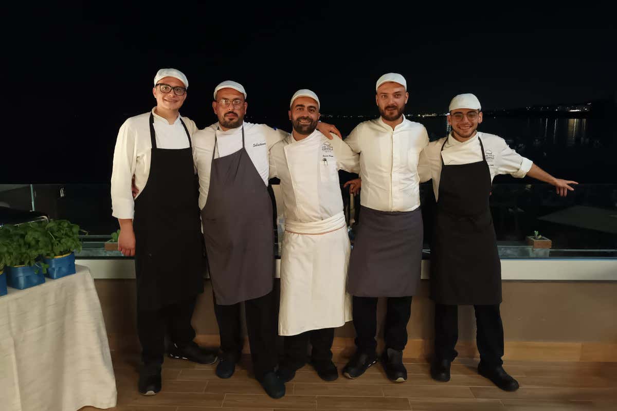 La brigata dello chef Strano Champagne e Borgogna ai Faraglioni di Aci Trezza