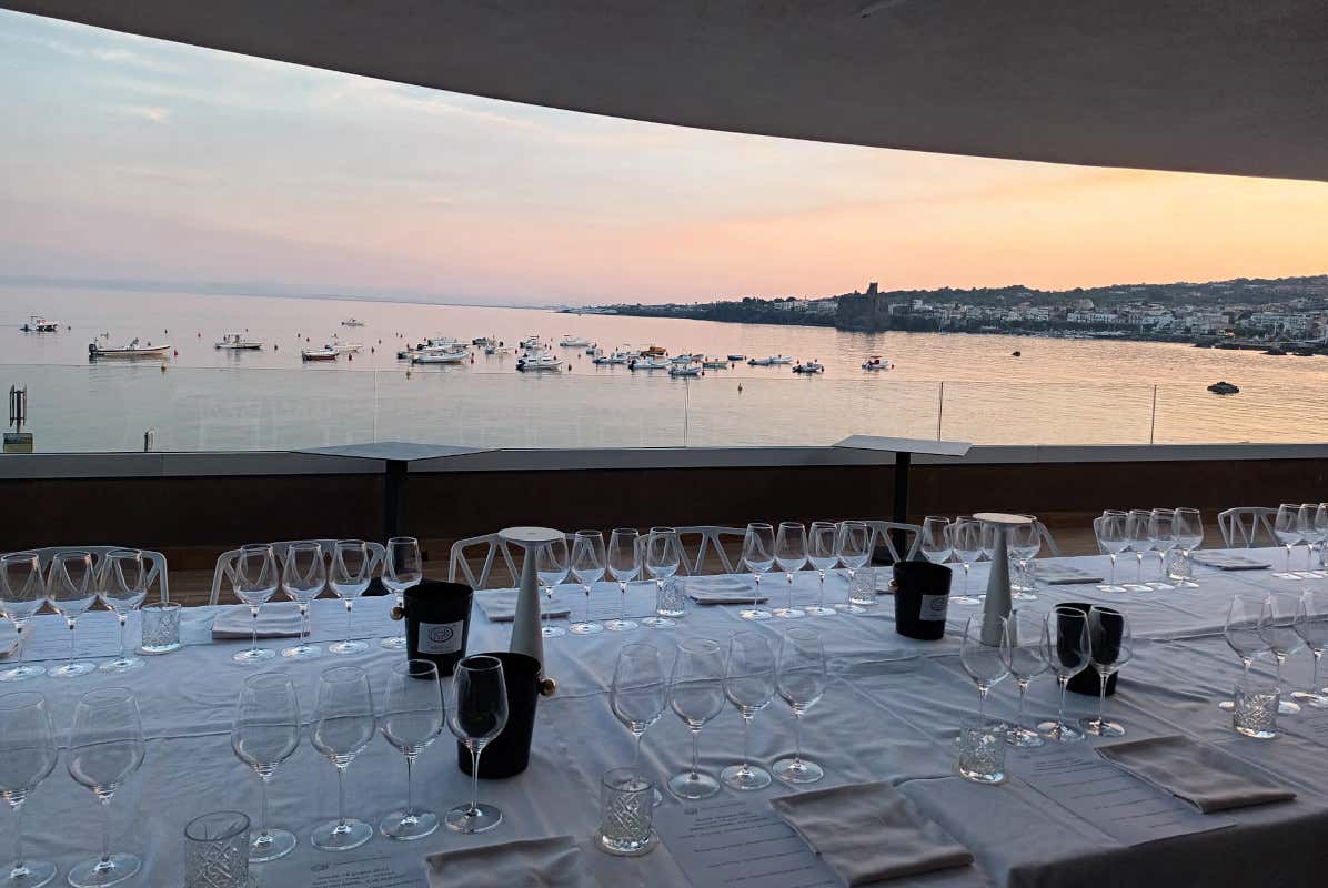 Vista dal Grand Hotel Champagne e Borgogna ai Faraglioni di Aci Trezza Vista dal Grand Hotel Champagne e Borgogna ai Faraglioni di Aci Trezza