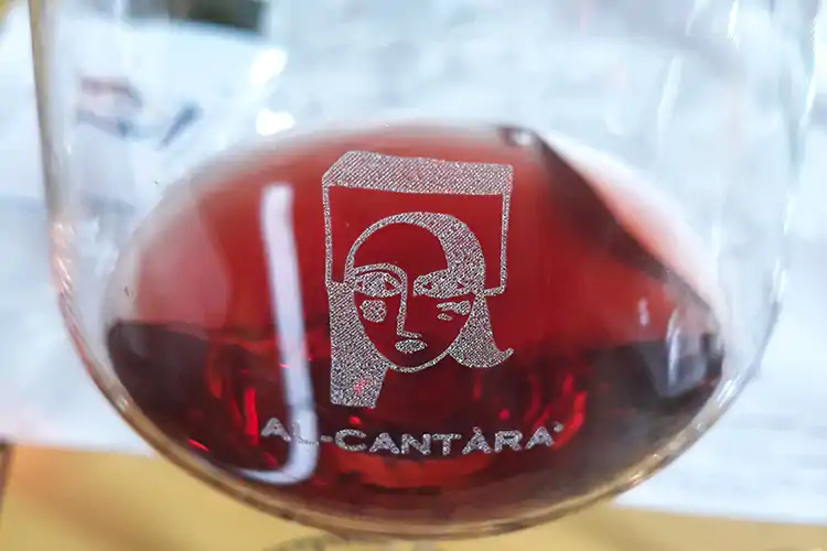 L'Etna Doc Rosso da Nerello Mascalese del Liol&agrave; Liol&agrave; Ullarall&agrave;, rosso di Al-Cant&agrave;ra: 999 bottiglie al gusto di Sicilia