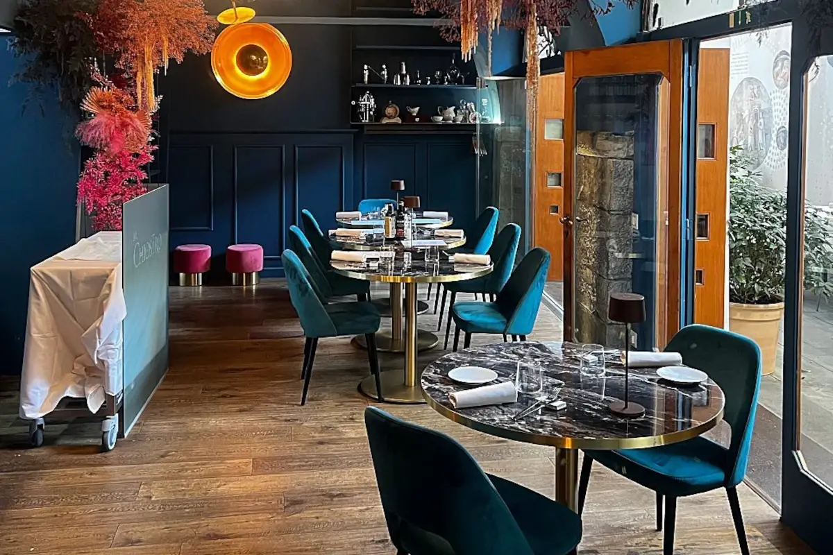 La sala del ristorante Al Chiostro di Bergamo Il cantiere tiene lontani i clienti: ristorante costretto a chiudere