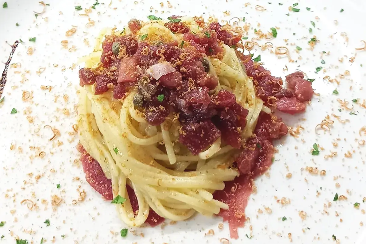 Spaghettone biologico Senatore Cappelli, con tartare di tonno, aglio, capperi e spolverata di bottarga artigianale I Ristoranti del Buon Ricordo accolgono 7 new entry per il 2022