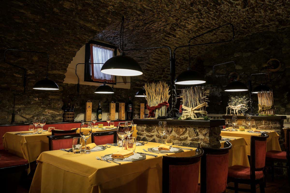 Una delle due sale del ristorante Al Filò di Bormio (So)