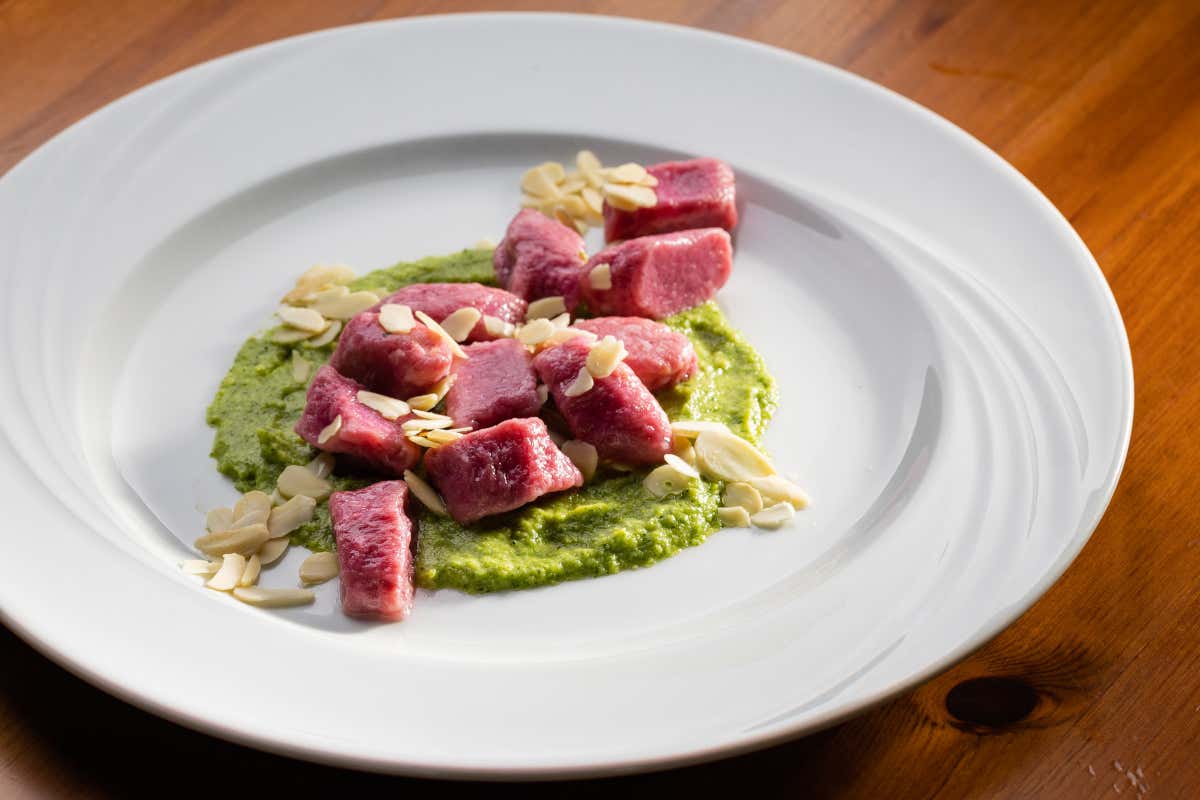 A 60 anni molla le Poste e va a gestire una trattoria: la lezione che il settore non vede