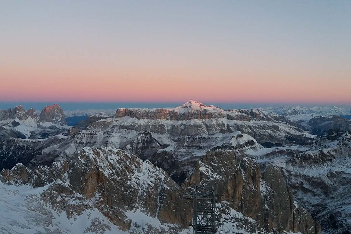 Alba dalla Regina, a 3.265 metri Vedere sorgere il sole sulla Marmolada: esperienza unica in inverno
