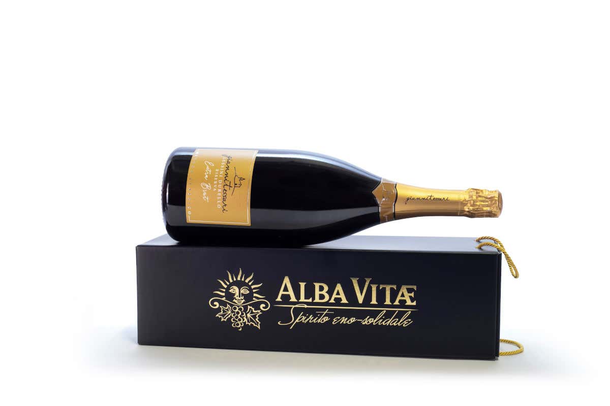 La bottiglia scelta Alba Vitae 2022 sceglie Giannitessari per la solidarietà La bottiglia scelta Alba Vitae 2022 sceglie Giannitessari per la solidarietà