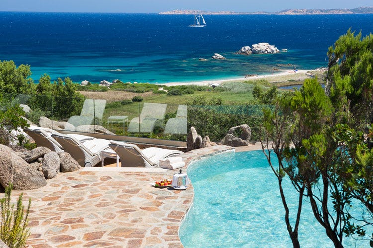 Una piscina con vista mare in Sardegna - L'estate nera degli alberghi sardi Nel 43% occupata una camera su 10