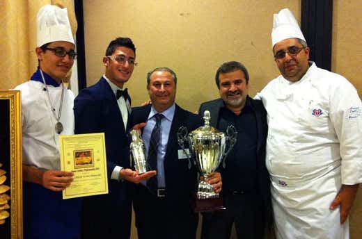 Da sinistra, la squadra dell'Istituto alberghiero di Altamura: Michele Dimita, Michelangelo Bruno, Patrizio Lionetti, Sandro Romano (responsabile Puglia Aigs) e Giovanni Molinari Da sinistra, la squadra dell'Istituto alberghiero di Altamura: Michele Dimita, Michelangelo Bruno, Patrizio Lionetti, Sandro Romano (responsabile Puglia Aigs) e Giovanni Molinari