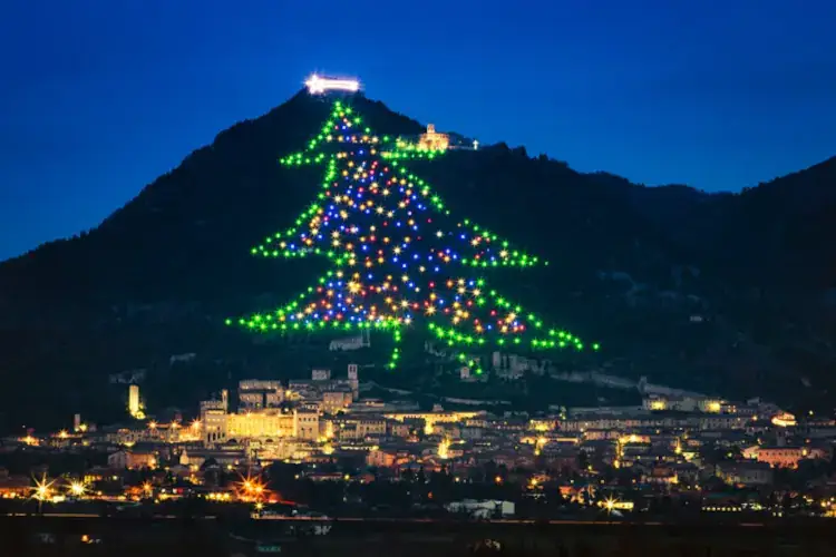 L'albero di Natale sopra Gubbio (foto Umbriaturism) Gubbio, acceso l'albero di Natale pi&ugrave; grande del mondo