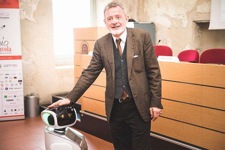 Il direttore di Italia a Tavola, Alberto Lupini, alle prese con Paolo Pepper - I robot conquistano gli hotel E spingono il turismo ad adattarsi