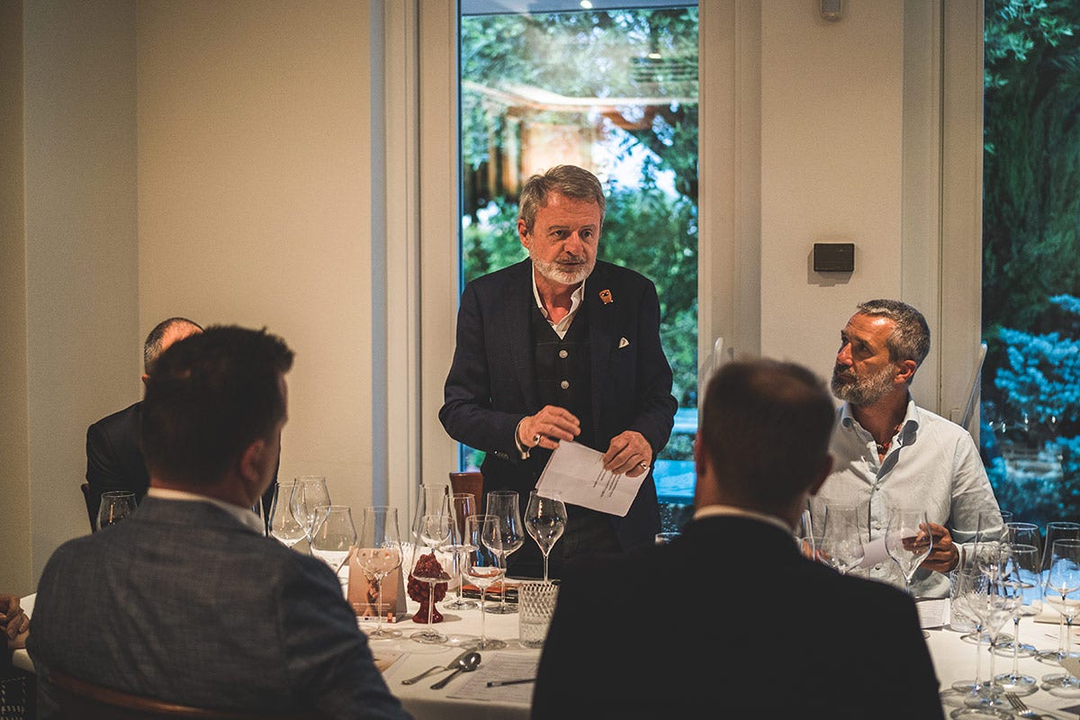 Alberto Lupini presenta la serata agli ospiti del Ristorante La Caprese Restaurant Week Bergamo-Brescia alla Caprese di Mozzo