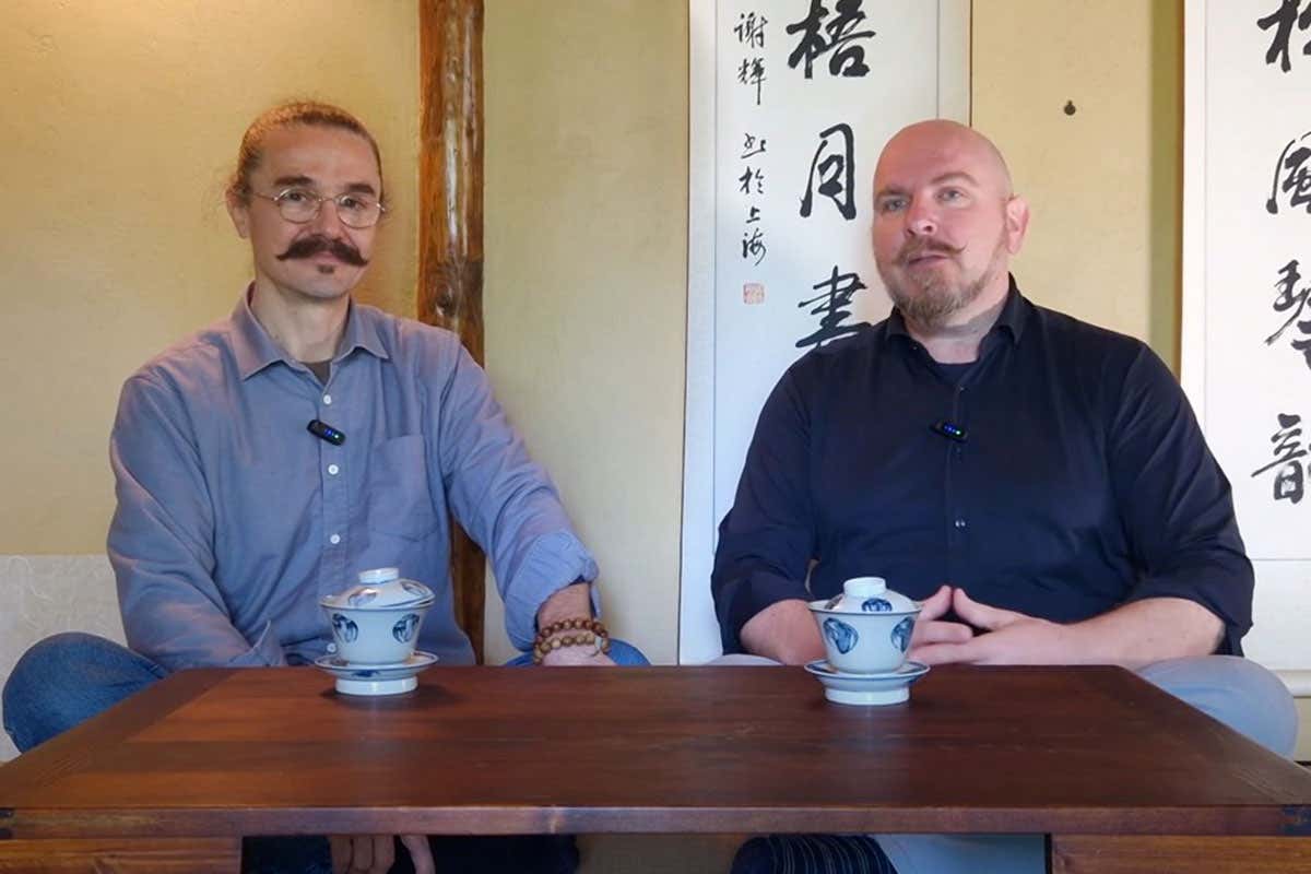 Tè oolong: il “blu” che unisce verde e nero. Le differenze con i tè scuri Tè oolong: il “blu” che unisce verde e nero. Le differenze con i tè scuri
