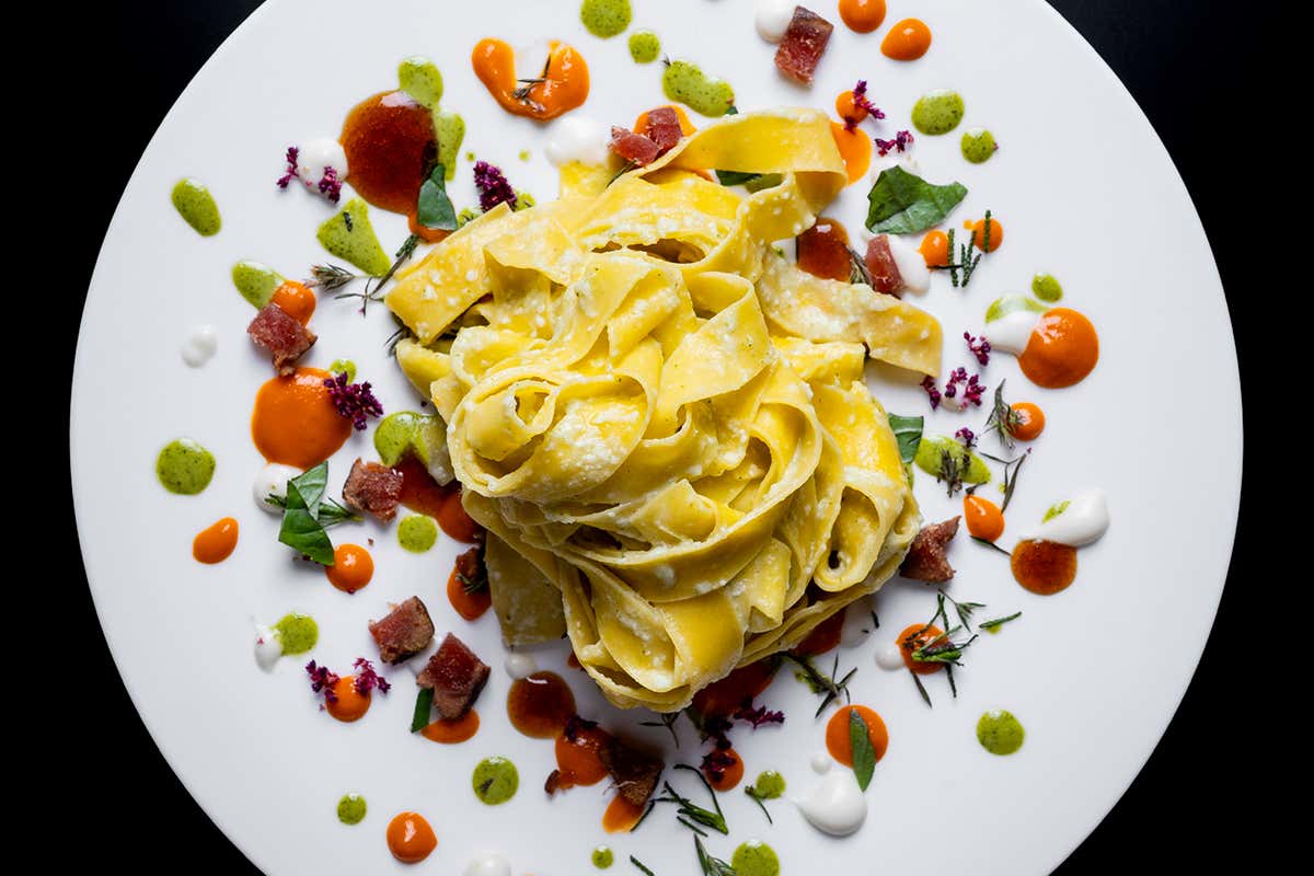 Tagliatelle allo zafferano con dripping di verdure estive