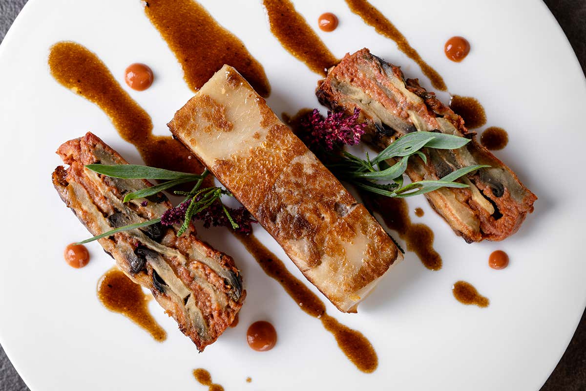 Maialino da latte, melanzane, pomodori dolci e dragoncello