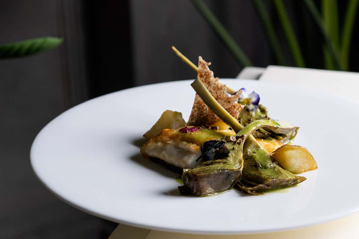 Spigola al verde con bottaggio di carciofi