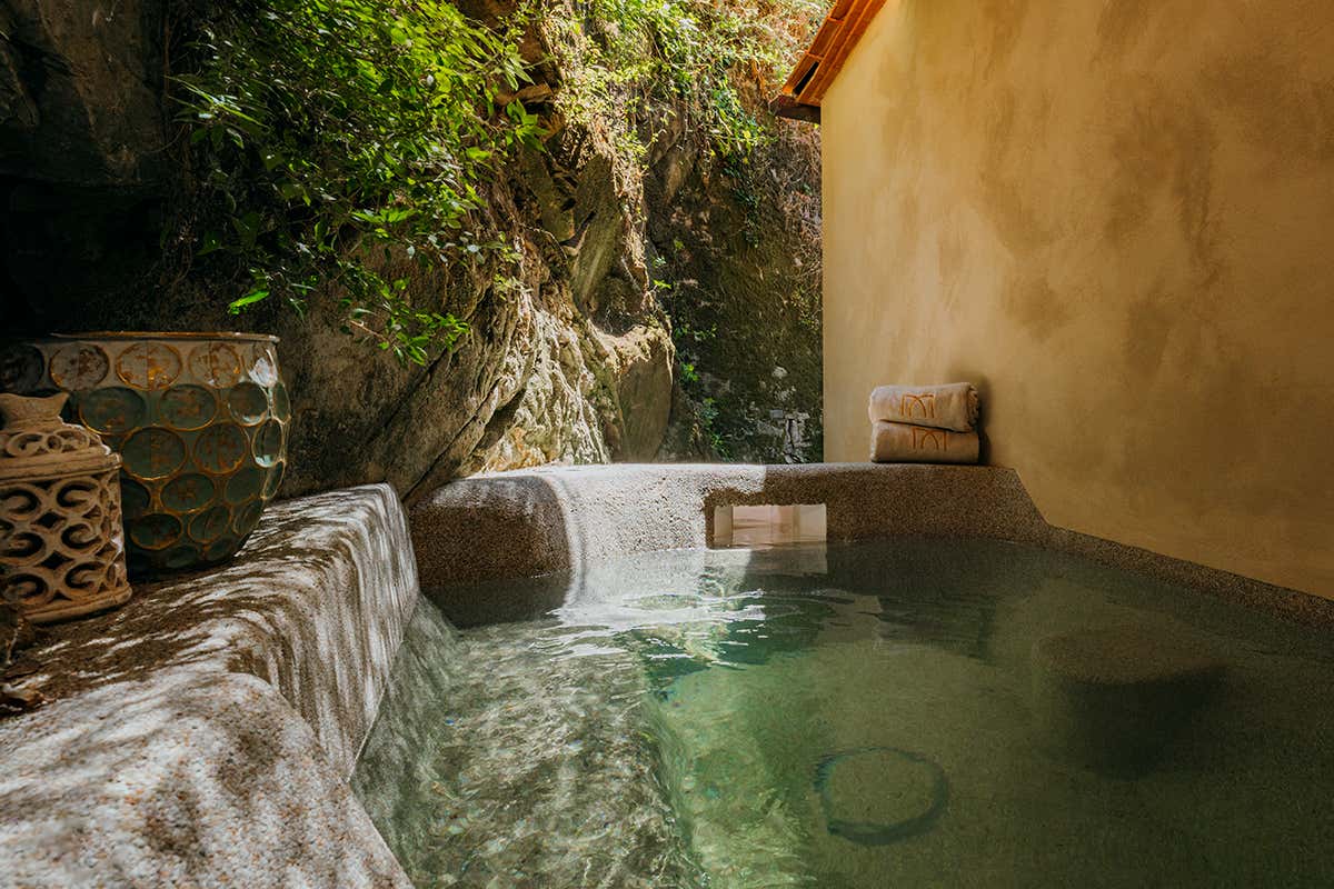 Una delle vasche della spa de La Monastica