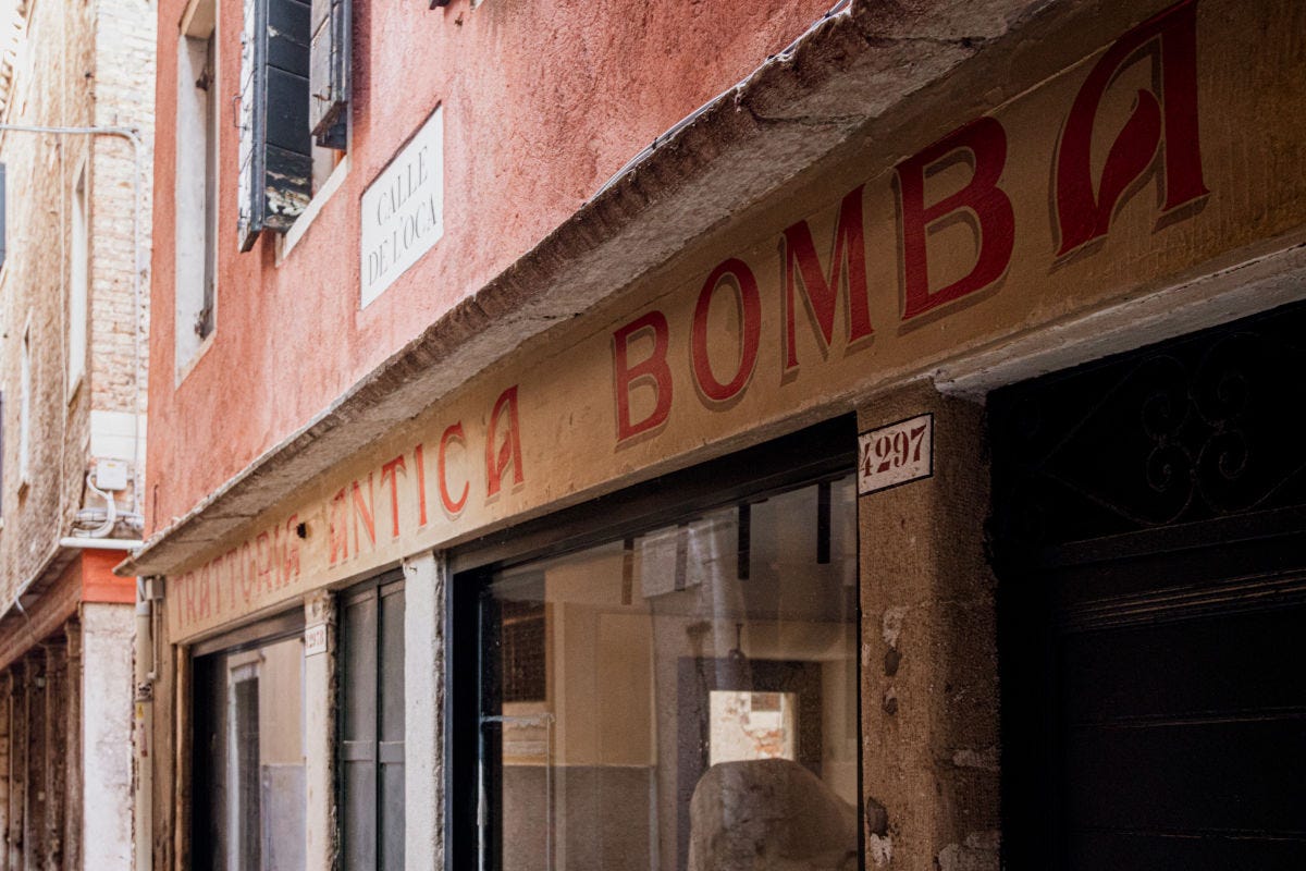 L'insegna della storica Trattoria Al Bomba a Venezia Trattoria Al Bomba, riapre con una cucina tradizionale in veste contemporanea