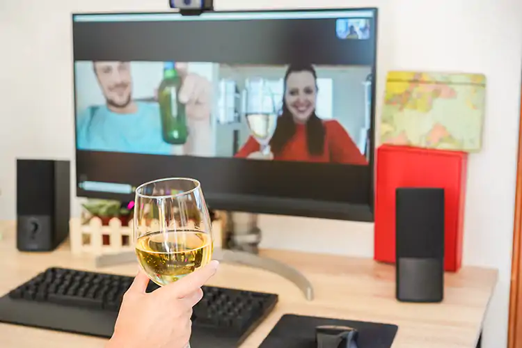 Aperitivi digitali e home delivery hanno cambiato il modo di bere Alcol, crescono i consumi a casa Soprattutto tra i giovani italiani
