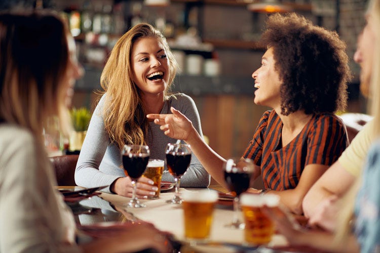 I consumi di alcol sono trainati dalle donne (Alcol, risalgono i consumi E piace sempre più alle donne)