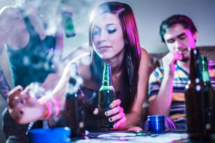 Tanti giovani iniziano a bere e fumare dagli 11 anni (Alcol, tabacco e droga Insidie pericolose per i teenagers)