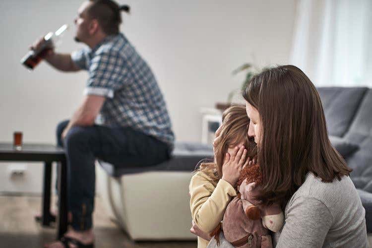 Bere alcol davanti ai figli? «Può