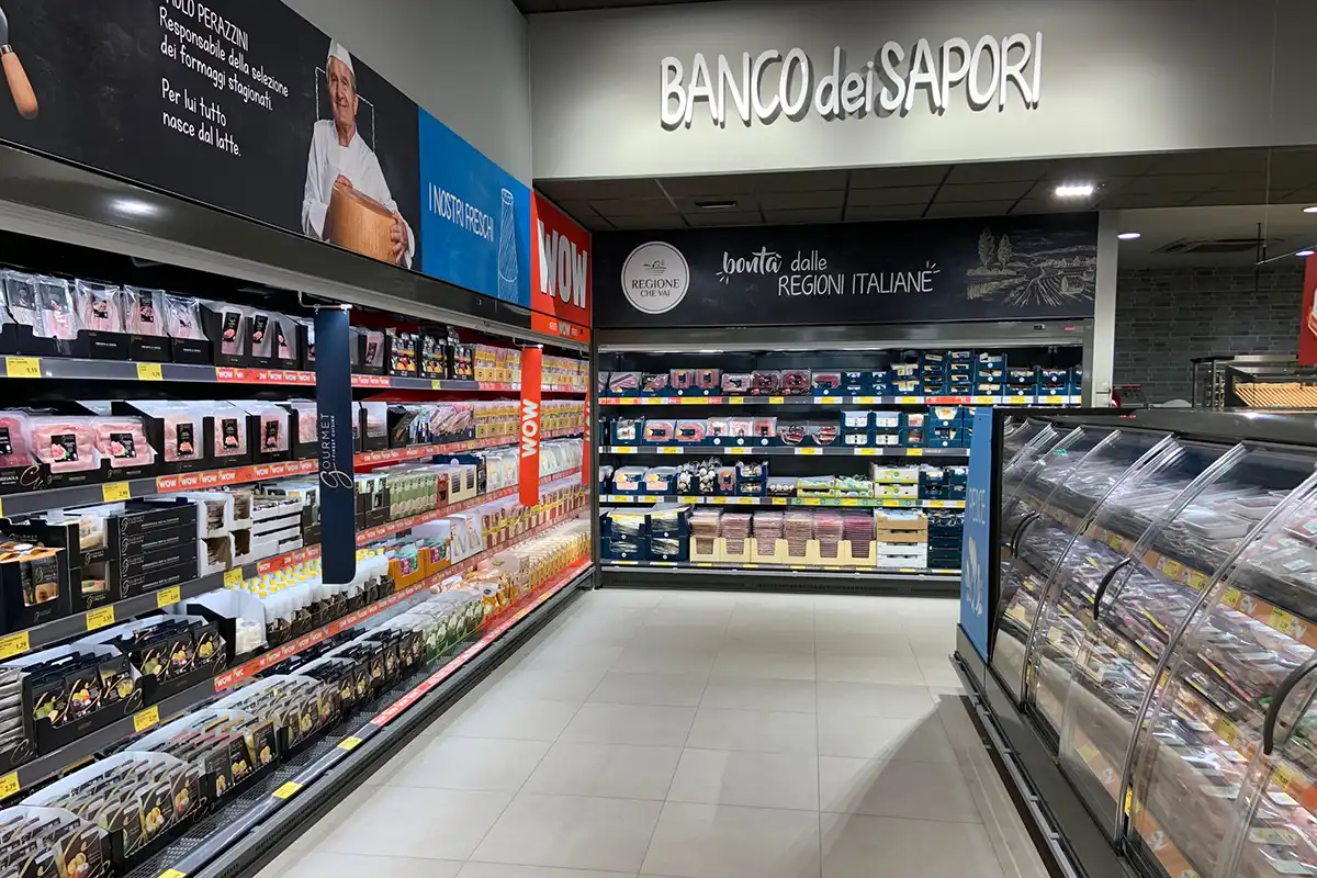 I banchi frigo di un punto vendita Aldi Aldi fa tripletta a Bologna E allarga la rete discount nazionale