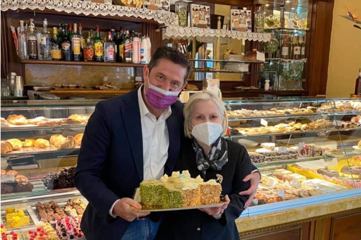 Aldo Cursano e Andreina Mancini nell'Antica pasticceria Sieni (foto Facebook) Bar e ristoranti: “Giusto far pagare col Pos, ma si levino le commissioni”