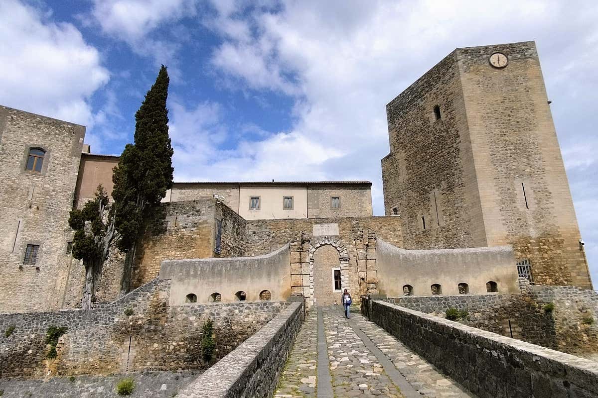 Non solo Aglianico: il volto sorprendente della Basilicata del vino Non solo Aglianico: il volto sorprendente della Basilicata del vino
