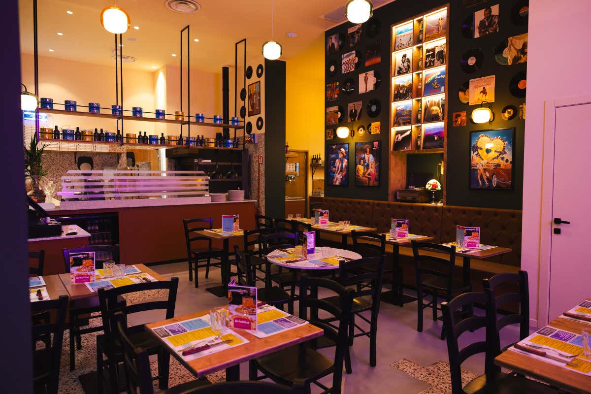 La pizzeria di Milano con atmosfere anni ’80, impasti croccanti e dolci vintage La pizzeria di Milano con atmosfere anni ’80, impasti croccanti e dolci vintage