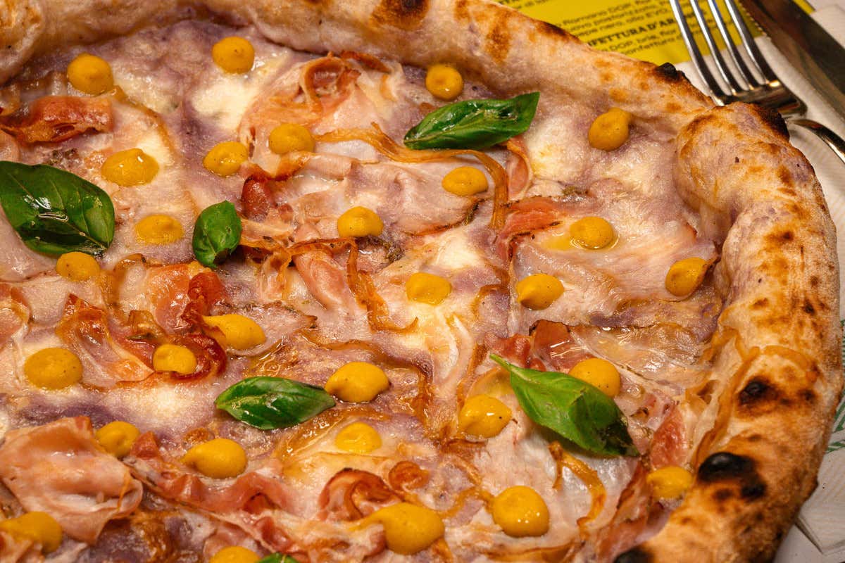 La pizzeria di Milano con atmosfere anni ’80, impasti croccanti e dolci vintage La pizzeria di Milano con atmosfere anni ’80, impasti croccanti e dolci vintage