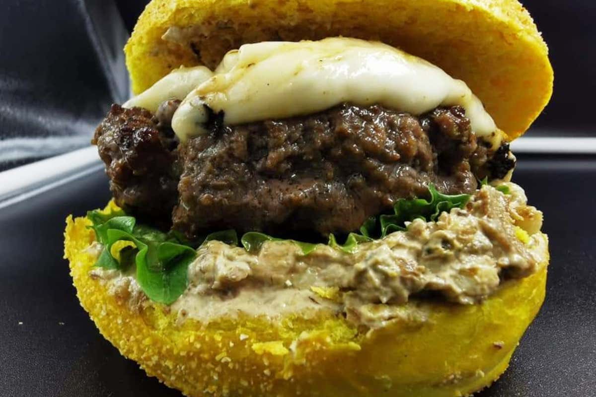Burger di cinghiale Alessio e Simone, il sapore della giovent&ugrave;