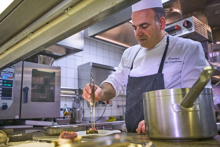 Lo chef Alfonso Caputo della Taverna del Capitano di Marina Lubrense Gli chef: «Induzione sì ma a che costo»