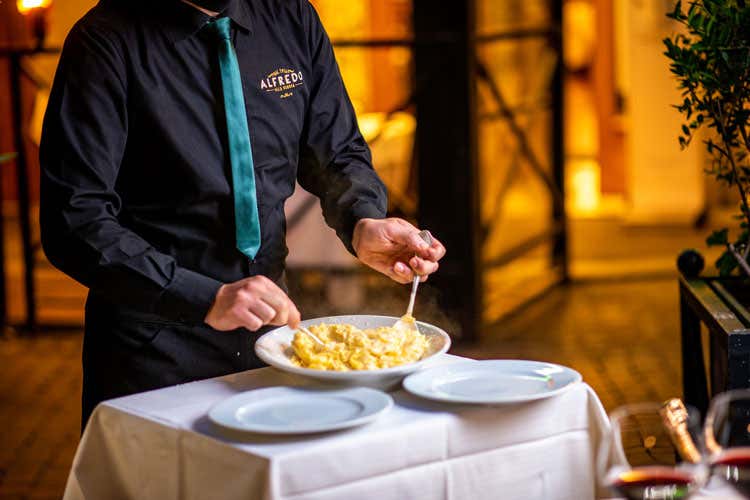 Alle classiche fettuccine sar&agrave; affiancato un nuovo menu - Alfredo si prende la Piazzetta Fettuccine, cocktail e nuovo menu