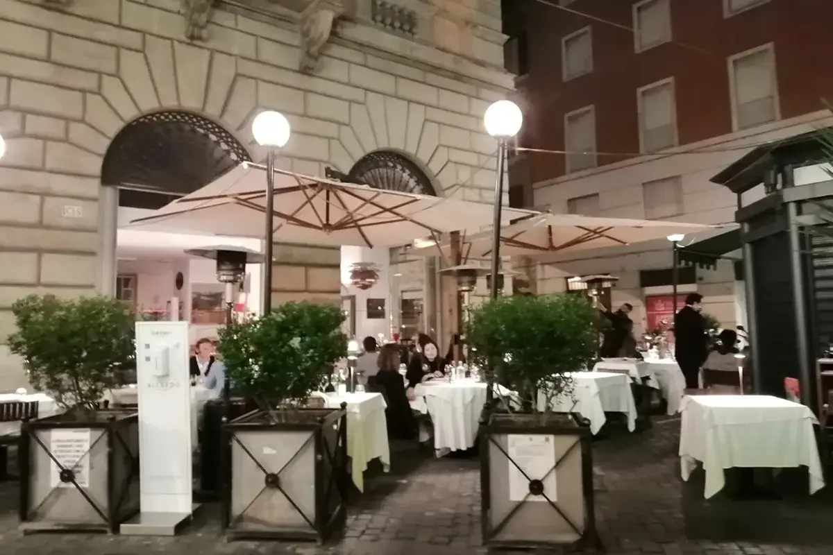 L'esterno del ristorante Alfredo alla Scrofa non delude Il giardino in piazzetta fa centro