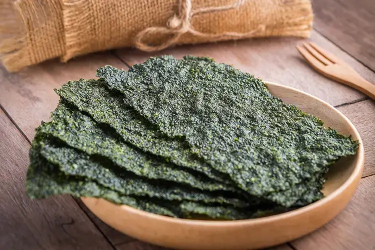 L'alga nori, commercializzata in quadrati meglio se croccanti